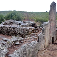 Le Tombe dei Giganti: I misteri della Sardegna nuragica