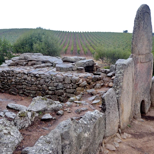 Le Tombe dei Giganti: I misteri della Sardegna nuragica